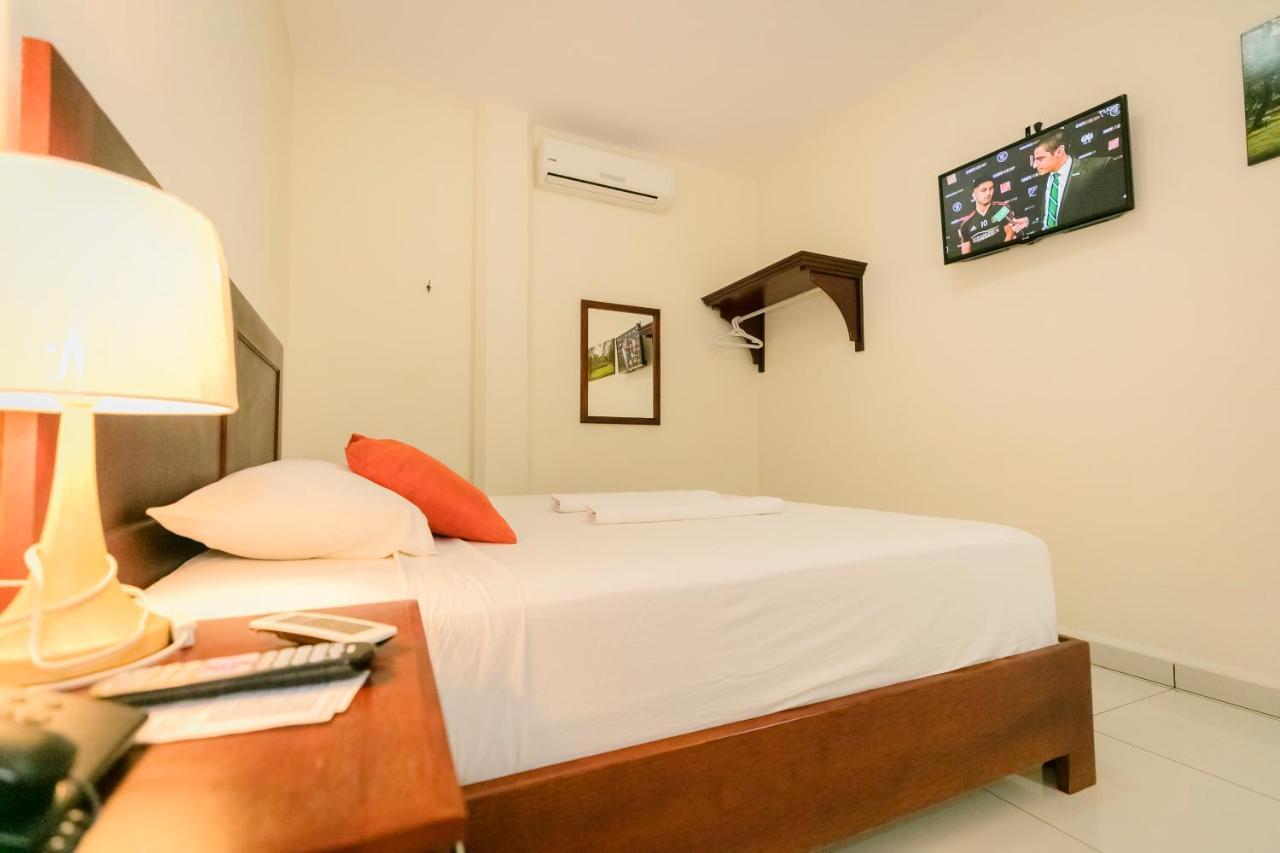 Hotel Mediterraneo Inn Santa Rosa de Lima Zewnętrze zdjęcie