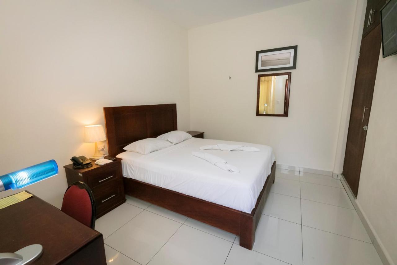 Hotel Mediterraneo Inn Santa Rosa de Lima Zewnętrze zdjęcie
